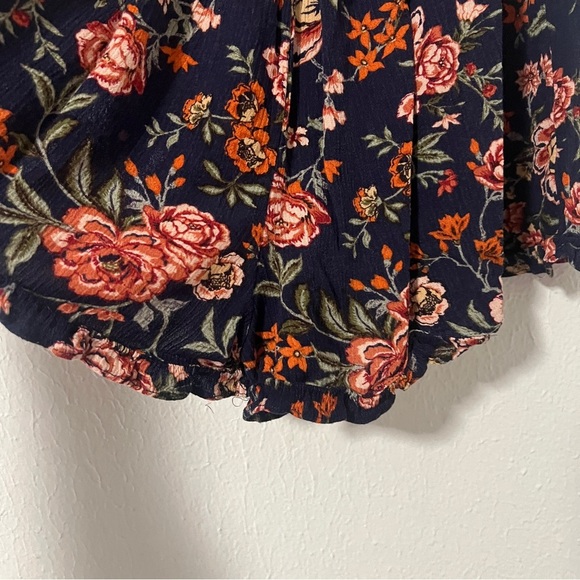 American Eagle Women’s High Waisted Flowy Floral Ruffle Shorts in Navy Size S - Picture 5 of 10